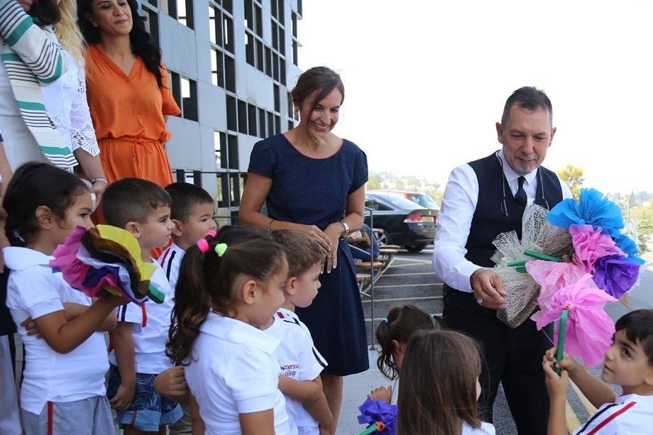 AKPINAR; Gruba bağlı, Amerikan koleji'ndeydi.